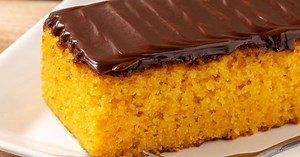 Bolo de cenoura fofinho: com calda durinha de chocolate