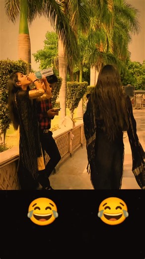 indianhumours | praveen kumar on Instagram: "在日本，研究人员正利用智能人行道将日常活动转化为清洁能源⚡。这些道路内嵌特殊的压电材料，可以从行人的脚步中收集动能。当人们行走、奔跑或跳跃时，路面会轻微变形，从而产生机械压力。压电晶体将这种压力转化为电能🔋。 这些能量可用于照亮路灯、为公共显示屏供电，甚至监测行人流量。这种技术不仅减少了能源浪费，还展示了未来城市的无限可能🌍。 在东京、京都等城市的试验区，人们的每一步都在为绿色地球贡献力量💚。科技让生活更环保，也让每一个脚步更有意义✨ #日本 #科技 #创新 #可持续 #绿色能源 未来城市 环保 知识 事实 推荐 你知道吗 技术 实验 热门"