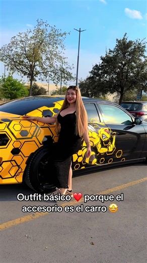 Outfit básico ❤️ porque el accesorio es el carro 🤩 #charger #abejorro #fernandaoliva #gsusrod