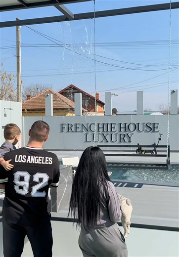 Și da, de astăzi suntem 5 în familie🥰 Am bătut drum lung până la @✨Luxurious Frenchie House✨ să facem cunoștință cu Luna, care ulterior a devenit Freya! Știam că ne vom îndrăgosti din prima de ea dar nu și de locație.. aici este raiul pe pământ! Liniște, pace, gazdă primitoare și muuulti buldogiei de toate nuanțele și mărimile posibilă! Deci s-a meritat fiecare km făcut până la acest colț de rai! Curioși de reacția lu Thor? Și noi 🥹 dar să ajungem cu bine până acasă! ❤️ #fyp #luxury #bulldogfr