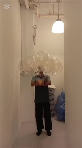 Ever wondered why your balloons arrive neatly packed in a plastic bag? Here’s the reason 😄 The bag helps keep your balloons clean and dust-free, especially with Singapore’s ever-changing weather. It also prevents balloons from rubbing against each other, so colours stay vibrant and shapes stay perfect. During transport, the bag acts as a protective layer against wind, heat, and small bumps along the way. The result? Balloons that arrive looking fresh, glossy, and photo-ready — so your event set