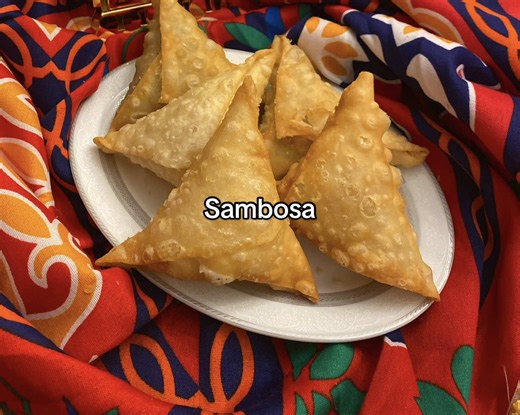 Day 8 of Ramadan Recipes ✨ Somali Sambosa Ingredients • 1.5 kg extra-lean ground beef • 2 red onions, finely diced • 1 jalapeño pepper, seeded & minced • 1 cup cilantro, finely chopped • 4 garlic cloves, minced • 1 tbsp xawaash (Somali spice blend of coriander, cardamom black pepper, cumin, cinnamon and tumeric for colour) • 1 chicken or vegetable boullion cube • 1 tsp black pepper • 1/4 cup vegetable oil • 1 package spring roll pastry • Oil, for frying Method 1️⃣ Heat vegetable oil in a pan. 2️