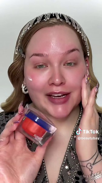 Yes, you heard it right 👀 @Nimya by NikkieTutorials has landed at BEAUTY BAY 🧡💙 Get ready with @nikkietutorials as she shows you this 🔥 look using all her faves from Nimya Haul the exclusive bundles only at BEAUTY BAY 🛍️ #Nikkietutorials #BEAUTYBAY #Makeup