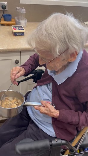 One of Daffy’s followers asked if Daffy remembered Reckitt’s blue bags. So the other night I asked her and Daffy sure did. It was a little blue bag that was placed in the final rinse water when washing sheets. I guess it is the equivalent of todays bleach. Reckitt’s blue bags consisted of baking soda and ultramarine powder and it was designed to take the yellow out linen 👚👔🪣🧼 | Daffy's Wise Words