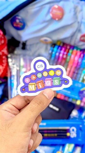 Lucas Medeiros | Letras do Lucas ® on Instagram: "✨ TODA DIVA TEM SUAS ERAS ✨ Se você ama papelaria, você entende. Volta às aulas é comeback, é era nova, é HIT atrás de HIT 💥✍️ A @cis.oficial transformou papelaria em carreira pop com a campanha FANDOM MiGS — são 4 ERAS pra você escolher a sua vibe: 🎨 ART GiRL 👑 PRiNCESiNHA DO POP 🧸 FOFiS 🎶 HiTMAKER dos HiTMiGS (sim, essa é a minha 😌) Eu sou artista de lettering, então precisei testar tudo na prática… e posso confirmar: qualidade de quem sa