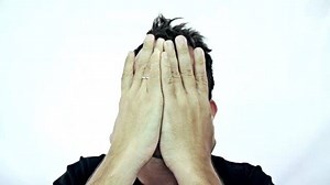 5.5K views · 53 reactions | Was könnte das Capgras-Syndrom sein? a) Die Betroffenen niesen über mehrere Wochen hinweg unkontrolliert. b) Die Betroffenen haben den Drang, an Pflanzen zu lecken. c) Die Betroffenen glauben, man habe nahestehende Personen durch Doppelgänger ersetzt. Die völlig verrückte Antwort gibt's wie immer im Video! | Wer weiß denn sowas? | Facebook