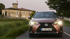 Al volante del nuovo SUV Lexus UX: ibrido, compatto, di lusso