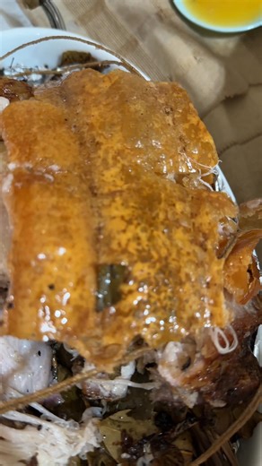 A Barkada birthday bash isn’t complete without a lechon belly! Bahala lechon belly lang ang food, ok na kaayo 😁😋 Super crunchy and super yummy! By: Auling’s oven-baked lechon belly. My all-time favorite ♥️💕 #lechonbelly | Julie CM Torres