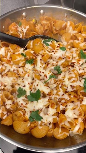 🍝 Pâtes Crémeuses à la Sauce Tomate Épicée et Mozzarella Fondante