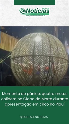 Portal É Notícias on Instagram: "Quatro motocicletas colidiram durante a apresentação do tradicional Globo da Morte, na noite deste sábado (03). Segundo informações, o acidente aconteceu após o pneu de uma das motos estourar, provocando uma queda em sequência dos pilotos. Uma motociclista ficou ferida e recebeu os primeiros atendimentos de um médico que estava na plateia. O momento gerou pânico entre os espectadores, principalmente devido ao vazamento de combustível e risco de explosão, mas a si