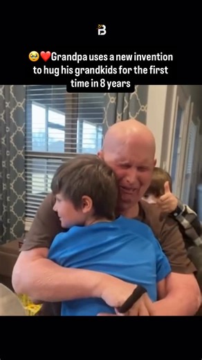 TheBrieflyMedia 💡 on Instagram: "Innovation meets the heart. ❤️🦾 After suffering a stroke in 2014, Kevin Eubanks lost the use of his left arm. For eight years, he lived with the heartbreak of not being able to fully wrap both arms around his grandsons, Cope and Rigney. To Kevin, a one-armed hug always felt « incomplete. » That changed when his daughter, Emily Sisco—an occupational therapy professor—challenged her students to find a solution. The result? The « HugAgain. » This simple but brilli