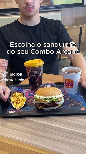 Escolhendo o Sanduíche do Combo Arcane na Burger King