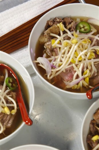 Wie man die perfekte Schüssel Pho mit Ochsenschwanz und Rinderbrust zubereitet