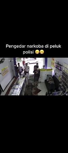 Pengedar narkoba di ringkus polisi saat beli pulsa..lanjut part 2 ga?? Pak suruh beli pulsa dulu lah 😀😀 #narkoboy #narkobarusak #polisi #polisiindonesia #polisikeren #fyp #viral #sambo