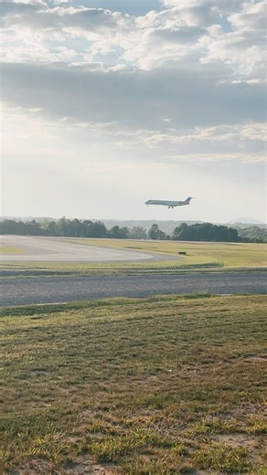 American Airlines CRJ 700.￼