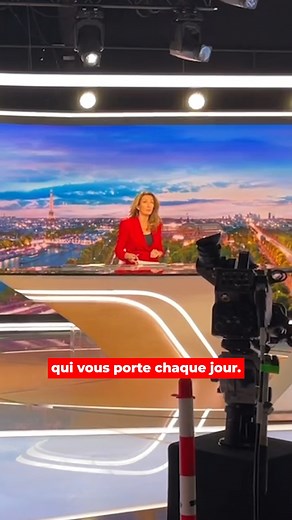 Anne-Claire Coudray élue présentatrice française de JT, elle reçoit son trophée sur le plateau du 20h de TF1 🎉 #TF1 #AnneClaireCoudray #JT #CTRAwards | Ciné Télé Revue