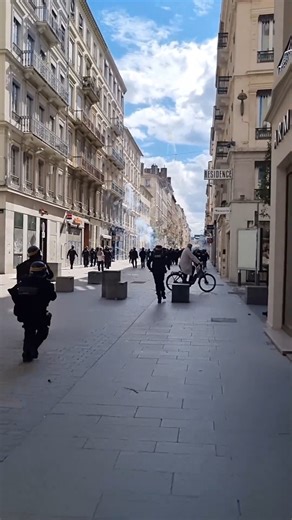 La police en pleine opération pour disperser les manifestants, rue Victor-Hugo, à #Lyon. #Onbloquetout #10septembre2025 Notre direct ➡️ https://l.leprogres.fr/YeR | Le Progrès Lyon