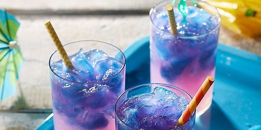 This Galaxy Lemonade Slushie Changes Color as You Drink It