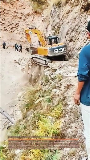 Hangrand nachgibt: Gefahr bei Baggerfahrt auf schmaler Bergstraße