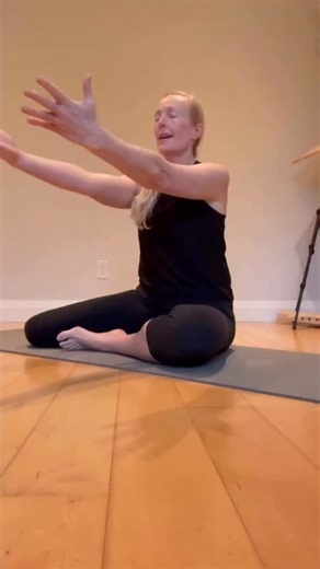 Michelle Edmison on Instagram: "How well do you access your hips ？ ✨ Learn to move through the deep tissues at the back of your hip ✨ Get length into the back of the hip ❌ FYI - stretching is not going to help you) ✅The Shin Box Get Up will. This is one of my fav ❤️ ways to train the HIP HINGE This will help : ✅ a bunion ✅ a neuroma ✅ pelvic floor function ✅ hip mobility ✅ hip stability ✅ a pinch hip ✅ pancake bum ( it will grow your glutes 🍑) ✅ how your BRAIN maps movement 🧠 ✅ eccentric funct