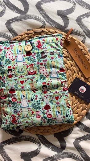 𝕌𝕟𝕓𝕠𝕩𝕚𝕟𝕘 𝕗𝕦𝕟𝕕𝕒 @𝕓𝕠𝕠𝕜𝕤𝕒𝕝𝕝𝕖𝕪_ Para los que ya me conocéis, sabéis que me encanta el mundo de 𝗔𝗹𝗶𝗰𝗶𝗮 𝗲𝗻 𝗲𝗹 𝗽𝗮í𝘀 𝗱𝗲 𝗹𝗮𝘀 𝗠𝗮𝗿𝗮𝘃𝗶𝗹𝗹𝗮𝘀, así que cuando @booksalley_ me escribió diciéndome que era la ganadora de su sorteo, no tuve ninguna duda al elegir esta funda tan preciosa porque, a parte de la temática, ¿habéis visto qué color tan precioso? Dentro de su perfil encontraréis una gran variedad de fundas hechas a mano y de diferentes tamaños. Tenéis cole