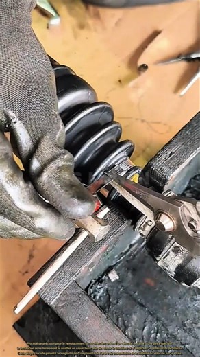 Le processus précis de remplacement d'un soufflet de cardan sur un essieu.