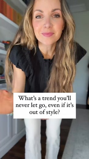 I’m still loving the half tuck! What trend are you going to keep around? https://liketk.it/5h6nI | Merrick's Art