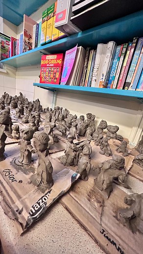 Ever wondered what ‘belonging’ and ‘community’ looks like… in clay? 👀✨ Today’s art lesson was a dream! We learnt about and explored the incredible work of Anthony Gormley, and took inspiration from his “Field for the British Isles” These children worked that clay like pros, making figures to represent their families, their stories, and coming together to create their own “Field for our Classroom”. The EAL (English as an additional language) in this classroom is 30%, and in today’s world where w