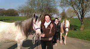 13K views · 79 reactions | Sandra Schneider ist auch in diesem Jahr wieder im Rahmen ihrer Live-Tour „(Problem-) Pferde besser verstehen“ unterwegs. Ihr wollt live dabei sein? Tickets für die Termine in Rieden (bei Nürnberg), Stadl Paura (bei Linz), Mönchengladbach, Heidenrod (bei Wiesbaden), Hoppegarten (bei Berlin), Redefin (bei Schwerin), Aachen und Dielsdorf (bei Zürich) findet ihr hier: www.sandra-schneider-live.de/tickets-termine | Die Pferdeprofis | Facebook