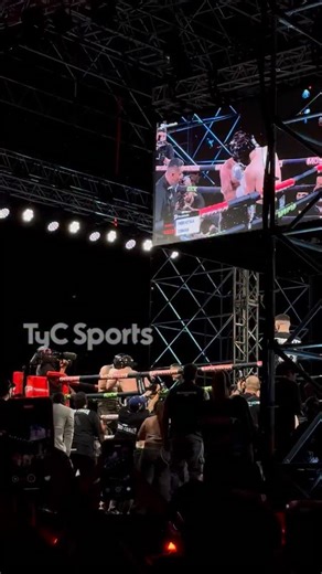 TyC Sports on Instagram: "¡COKER ES EL CAMPEÓN! Se impuso por KO técnico ante Perxitaa y levantó el cinturón en Párense de Manos 3."