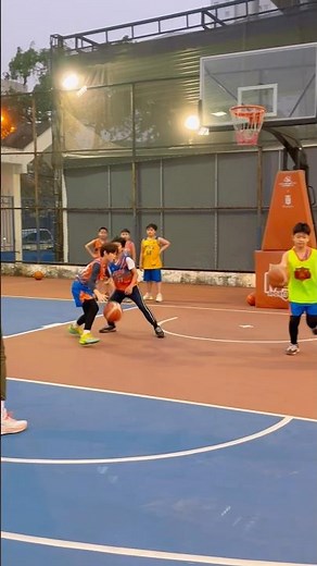 🏀 Kids Playing Basketball 1v1 | Kid Xavi Scores a Point! #KidsBasketball #sportsforkids #basketball