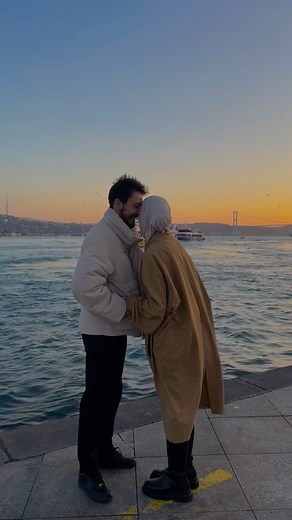 Şeyma Polat Damar ‘ on Instagram: "Aynı şarkıyı söyleyip duruyoruz sürekli, bizim bizden başka hikayemiz yok . Kusursuzluk ve aynalar pazarı değil bu. Özelse , kıyastan uzak ve sahiden kendine özgü olmalı bir hikaye. Eksiğiyle , gediğiyle. Karanlık sokaklarda, penceresine bakınca içimizi ferahlatan ışığı açık , perdesi kapalı evler kadar huzurlu hissettiren.."