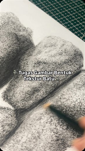 petewee 🦖 on Instagram: "Wkwkwkw nugas kali ini gambar tekstur batu gais jjur susahnya buat bkin gelap terang objeknya sih. Meski gitu aku ga worry lagi krn dibantu sama Pensil 10B dari @greebel_id guys, asli recomended banget deh!! #dkv #fsrd #dkvdaily #isiyogyakarta #art #nirmana #gambarbentuk #stilllife #greebel"