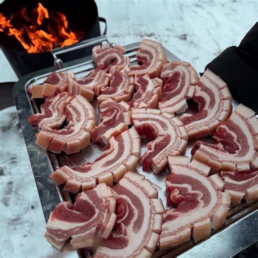 Senya on Instagram: "Бутербродная грудинка в казане Ингредиенты: Свиная грудинка Лавровый лист Перец чили сушеный Бадьян Гвоздика Кориандр горошком Черный перец горошком Лук Чеснок Перец чили Соевый соус 200мл Соль Зеленый лук Приготовление: 1. У грудинки срезаю ребра и делю её на пополам. Далее делаю надрезы толщиной в 1 см, нужно только прорезать шкуру. Теперь грудинку нарезаю порционно толщиной также в 1 см. 2. В казан отправляю пряные специи и чтобы они раскрылись не много их прогреваю, дале