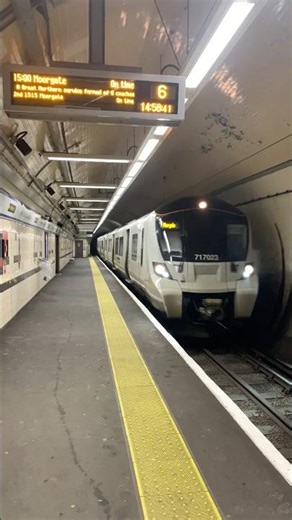 #shorts | Class 717 arriving into Highbury and Islington