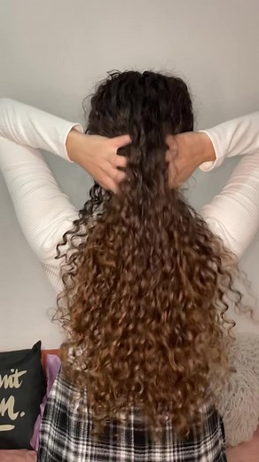 603K views · 10K reactions | Claw clip hairstyle inspo 殺 | Curly Hair & Style | Facebook