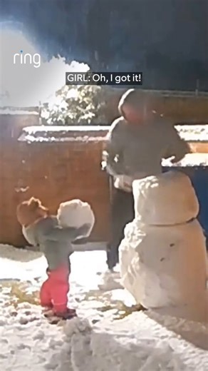 Good News Movement on Instagram: "Dad was ready to teach his daughter about building a Snowman ⛄️... until the sweet girl noticed they're missing his nose! 🥕☺️"