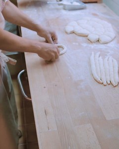 191K views · 303 reactions | This is what it looks like when Bavaria's favorite bakery product is formed. Do you know what is baked here? | Visit Bavaria | Facebook