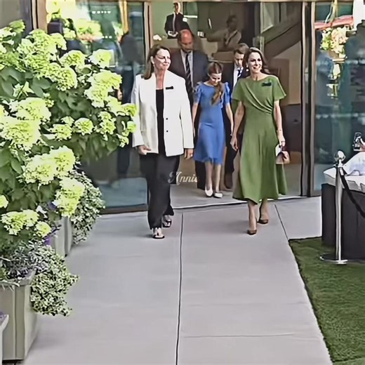 They have arrived!! Catherine looks so beautiful in green I love this colour on her #wimbledon #fyp #princesscharlotte #trending #princessofwales
