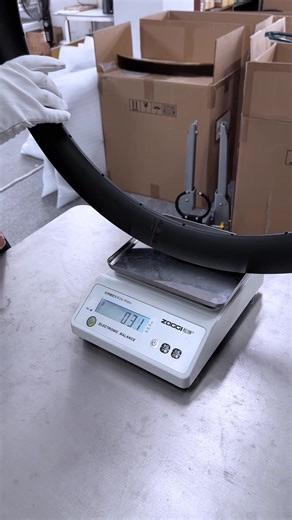 ICAN.JP on Instagram: "【AERO50Ⅱ 組立シリーズ完全ガイド】 ご視聴ありがとうございます。 この動画は、AERO50Ⅱカーボンホイールをプロの目線でゼロから組み立てていく全工程を記録したシリーズの【第一弾】です。 【この動画で紹介するパーツ】 AERO50Ⅱ 専用設計 カーボンホイールリム 超軽量 精密加工アルミハブ 高張力ステンレススポーク & アルミニウムエンドナット その他付属品 AERO50Ⅱ https://icanjp.com/products/aero-50-ⅱ-carbon-wheelset 今回は、卓越した剛性とエアロ性能を実現するAERO50Ⅱの「素材」にスポットを当て、各パーツの細部までをご覧いただきます。ひとつひとつの部品に込められた、軽量・高剛性へのこだわりをご確認ください。 #AERO50Ⅱ #ホイール組立 #自転車工房 #ロードバイク #カーボンホイール #ハブ #リム #スポーク #自転車メンテナンス #バイクDIY #組立教程 #メカニック #パーツ紹介 #エアロホイール #剛性 #軽量化 #自転車部品 #スポーツバイク #