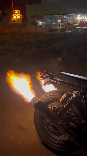 DIAZ🧃 on Instagram: "Dont miss the end ! 🤫 . ~ Stage 2 tuned ❌ 1 shawarma ✅ . . . . . . . . . #explorepage✨ #exhaust #interceptor650 #popsandbangs #royalenfield"