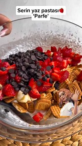 🍫 Meyveli Parfe Tarifi (Yazın en hafif, en serin tatlısı! Dondurma kıvamında, çikolata soslu enfes bir lezzet ❄️🍓) Malzemeler: • 2 poşet krem şanti • 1,5 su bardağı soğuk süt • 1 paket finger bisküvi • 10 adet çilek • 2 adet muz • Yarım çay bardağı damla çikolata Üzeri için: • Eritilmiş bitter veya sütlü çikolata ⸻ Yapılışı: 1. Krem şantiyi soğuk sütle koyulaşana kadar çırpın. 2. Doğranmış bisküvi, çilek, muz ve damla çikolatayı ekleyip karıştırın. 3. Karışımı streç filmle kapladığınız bir kab