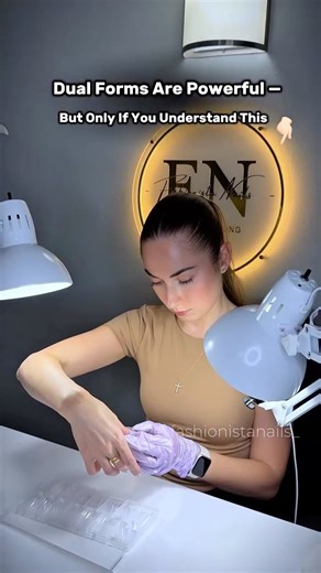 DUAL FORM CLASSES & SAN DIEGO NAILS on Instagram: "Dual forms have a hidden apex and beautiful architecture — but they don’t magically fix your work. The real secret behind strong, long-lasting sets is technique + knowledge 🧠💅 When you understand how dual forms actually work, your nails look cleaner, stronger, and trust me — clients do appreciate it 💵 Here are 3 rules I never skip if I want a perfect result: 1️⃣ Make Sure the Form Fits Right It shouldn’t sit tight on the nail — you need a lit