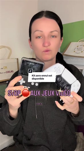 ENFINi il est là 🥰 LE KIT ZÉRO ENNUI ✨ STOP 🛑 . AU TRAJET long où les enfants demandent 100 fois quand est ce qu’on est arrivé . AU JEU VIDÉO qui les rends accro et énerve . AU JE SAIS PAS QUOI faire Ce kit va lui permettre de jouer seul avec ces frères et sœurs et même en famille 💕 Ce kit comprend : 6 plaques de jeux 2 styles effaçables Et une trousse de rangement 🎁 2 options : ❣️ Le kit essentiel avec les jeux les plus populaires Ou ❣️ Le kit sur mesure tu crée toi même le combo des jeux p