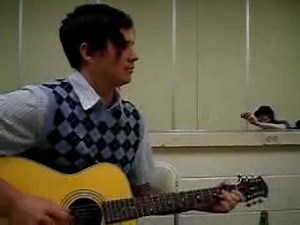 Tom Delonge Sings Backstage For Phantom Planet