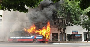Así un colectivo de la línea 110 se prendió fuego en el barrio de Flores