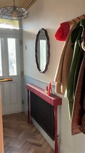 As the clocks change and evenings draw in, your lighting can completely transform a room 🌅 The same colour can look very different depending on your light ✨ Warm tones create a cosy, inviting atmosphere in the evening, while cooler light in the morning can help energise your space. Select any colour on our website, then try our Heritage lighting tool to see how your shades change with different light: http://spr.ly/6180As39n 📸: @_itstartedwithacushion 🎨: Mid Umber | Dulux