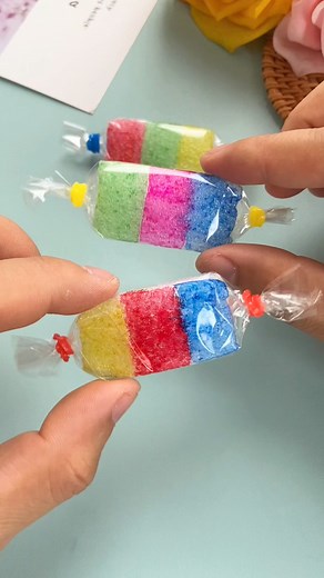 Candy crafts: Use foam to paint colors to make beautiful candies #parentchildcrafts #handmadediy #kindergartencrafts #childrencandycrafts #wasteutilization #diycandy #craftwithkids #creativecrafts #artsandcrafts #funwithkids | paper craft ideas