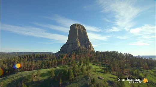 🗓#OTD in 1906, Teddy Roosevelt named the Devil's Tower a national monument — the first one in the nation's history. Learn what made the monument so special. ⬇️ 🎥Aerial America: Roadside Attractions | Smithsonian Channel