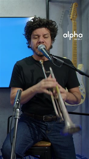 NO AR! O @vanguartoficial estrela a 125ª edição do Alpha Sessions. A banda de pop-rock de Cuiabá, conhecida pela sua mistura de folk, MPB e rock alternativo, esteve nos nossos estúdios tocando alguns dos maiores sucessos do seu repertório. Entre eles,